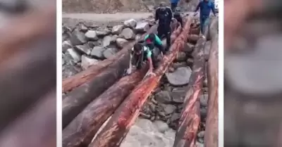 Pobladores arriesgan sus vidas cruzando sobre puente de troncos en Pamparomas.