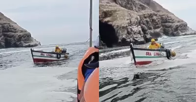 Heladero vende a bordo de un bote en medio del mar