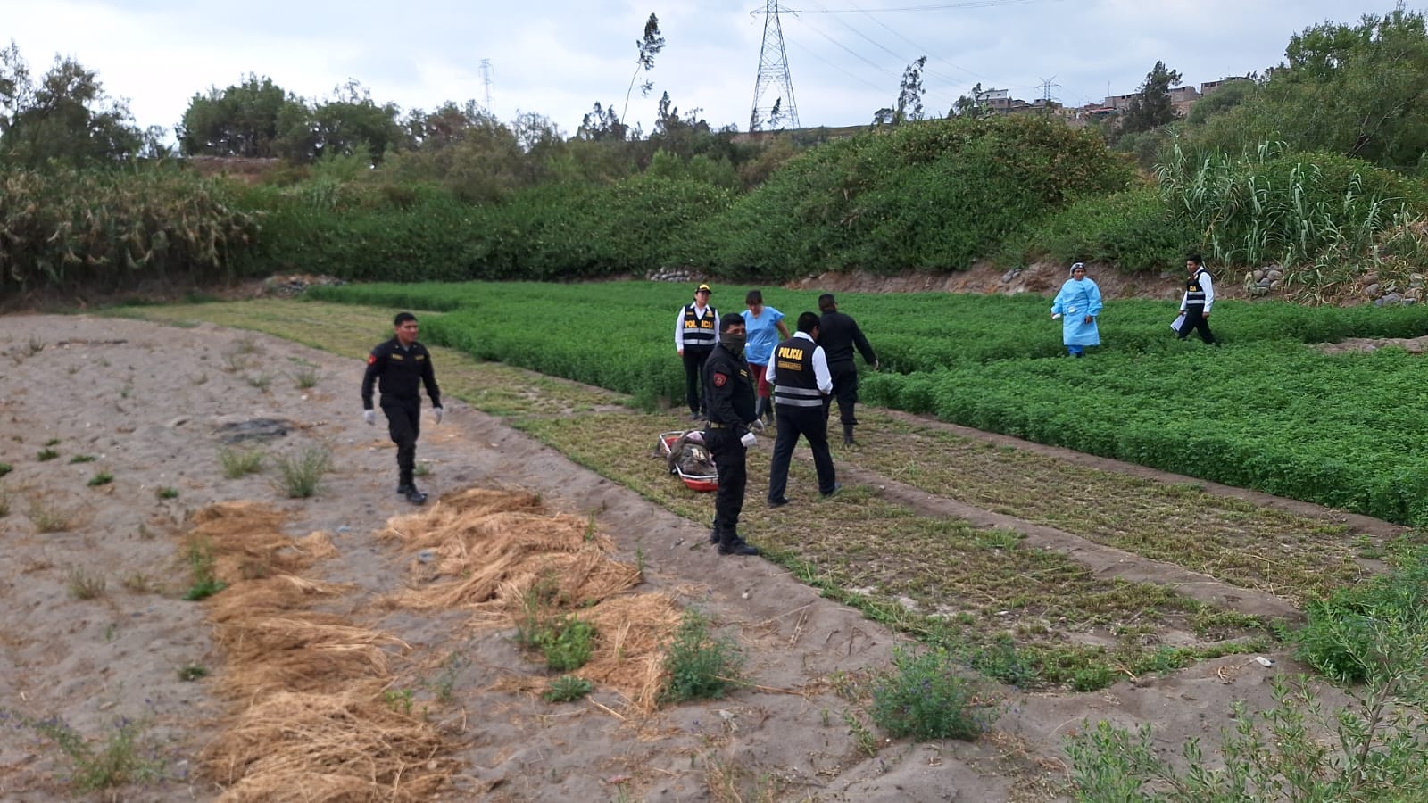 Hallan cuerpo sin vida de varn en cauce de ro