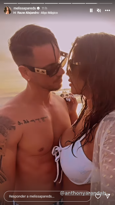 Melissa Paredes y Anthony Aranda se lucen juntos en la playa.