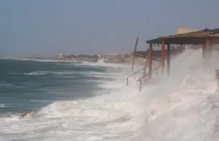 Cierras playas de Mncora ante oleajes anmalos.