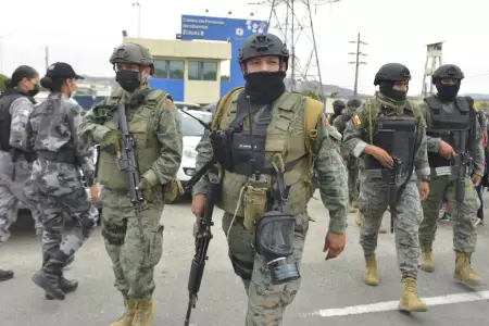 Ecuador amanece "más tranquilo" tras salida de militares a las calles.
