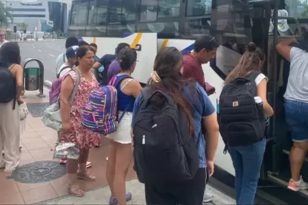 Evacan peruanos varados en Ecuador.