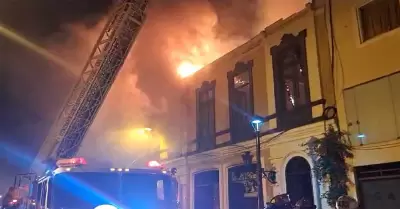 Incendio de grandes proporciones en casona de Jr. Ucayali.