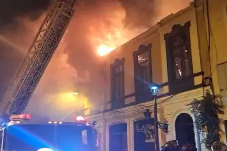 Incendio de grandes proporciones en casona de Jr. Ucayali.