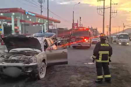 Vehículo se incendia en Ate.