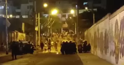 Enfrentamiento entre policas y vecinos en Independencia.