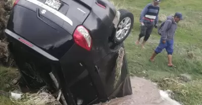 Mujer muere luego de que auto fuera arrasado por un huaico.