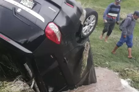 Mujer muere luego de que auto fuera arrasado por un huaico.