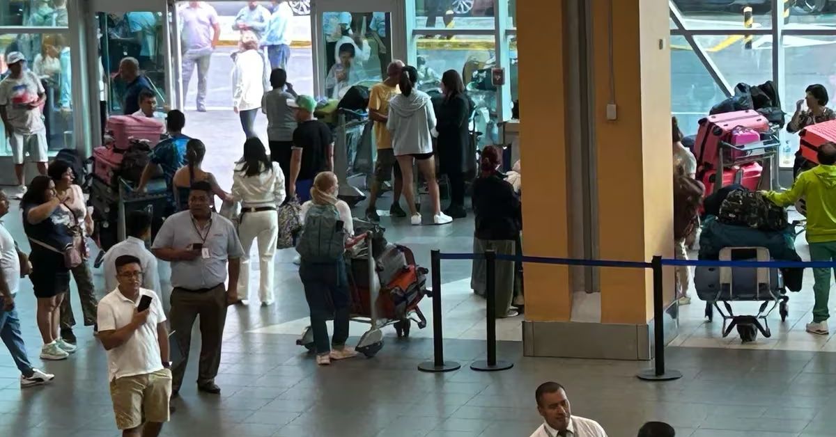 Pasajeros quedan varados tras cancelación de vuelos en el Aeropuerto ...