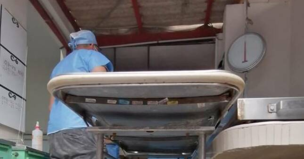 ¡Inaudito! Morgue del Callao realiza necropsias con cuchillos de cocina y tablas para picar