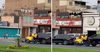 Heladero pasea a su novia sobre su carretilla.