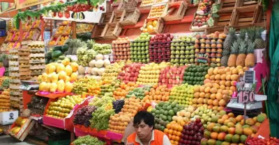 Comerciantes del Mercado de Frutas rematan sus productos ante la ola de calor.