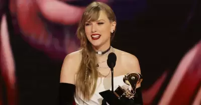 Taylor Swift anuncia lbum sorpresa durante discurso en los Grammy 2024.