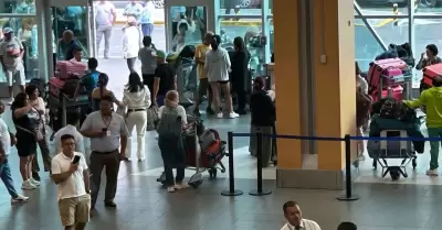 Pasajeros quedan varados tras cancelacin de vuelos en el Aeropuerto Jorge Chve