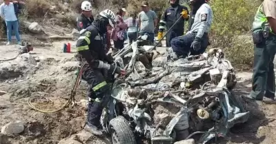 Familia pierde la vida tras ser arrastrada por huaico en va Arequipa-Puno
