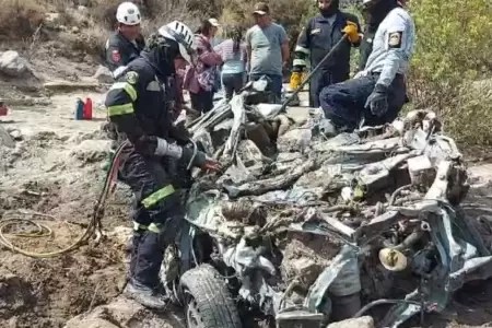 Familia pierde la vida tras ser arrastrada por huaico en va Arequipa-Puno
