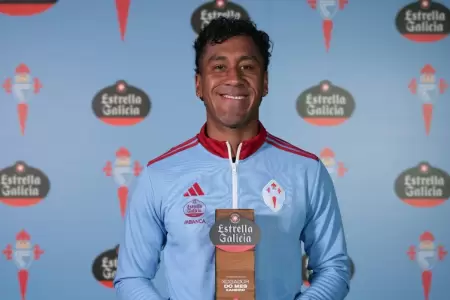 Renato Tapia condecorado como futbolista del mes.