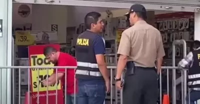 Delincuentes asaltan tienda en Mall Aventura Chiclayo.