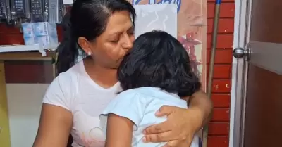 Madre de familia pide apoyo para operar a su hija.