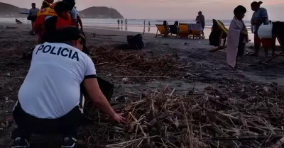 PNP y ciudadanos limpian playa en Cerro Azul.