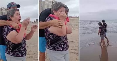 Joven lleva a su madre a conocer el mar.