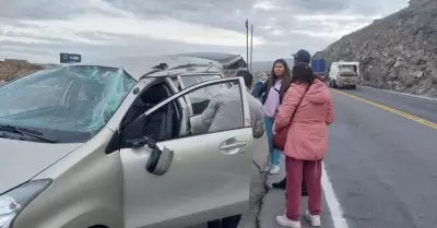 Auto se despista en la va Arequipa - Yura.