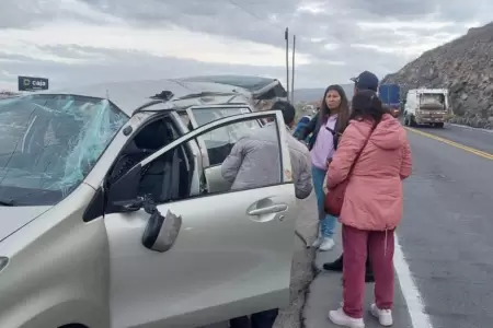 Auto se despista en la va Arequipa - Yura.