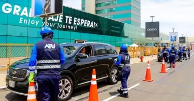 ATU detecta 48 taxis ilegales en Aeropuerto Jorge Chvez.