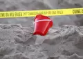 Niña muere enterrada por arena en una playa.