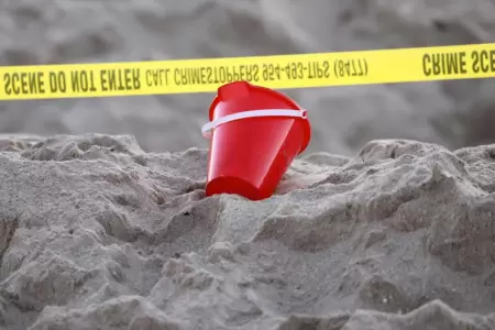 Nia muere enterrada por arena en una playa.