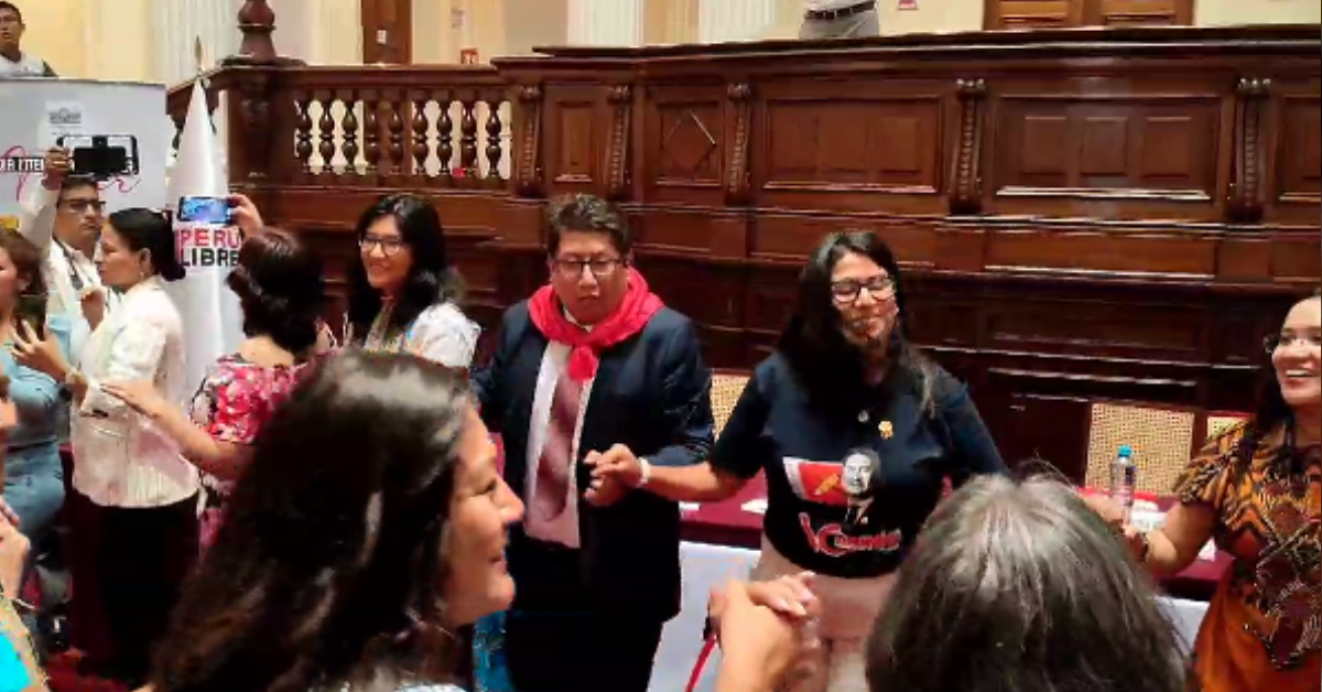 Congresistas de Perú Libre bailan en actividad por Día de la Mujer mientras miembros de la JNJ sustentan en el Pleno