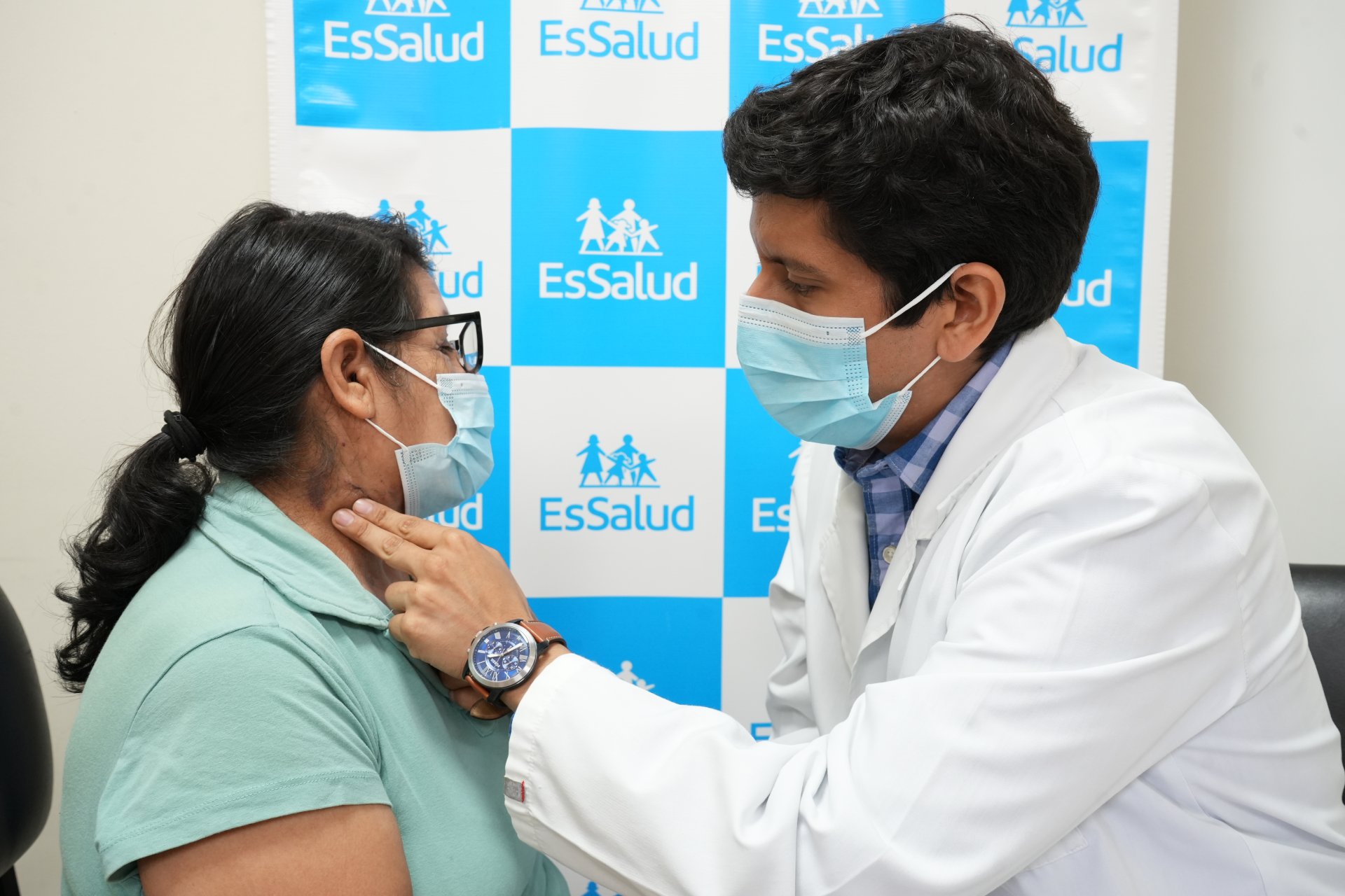 EsSalud salva la vida de sexagenaria que se tragó un clavo dentro de chicharrón