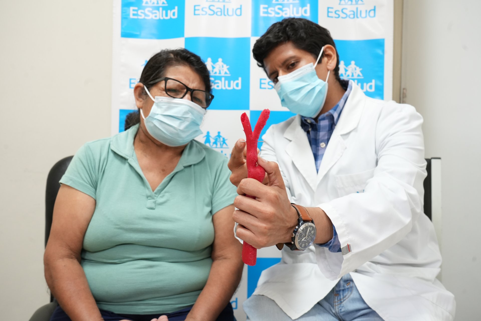 EsSalud salva la vida de sexagenaria que se tragó un clavo dentro de chicharrón