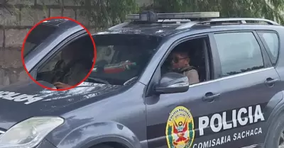 Dos policas son sorprendidos durmiendo dentro de su patrullero.