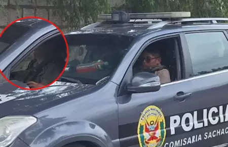 Dos policías son sorprendidos durmiendo dentro de su patrullero.