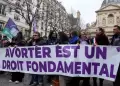¡Histórico! Francia se convierte en el primer país en consagrar el aborto como derecho en su Constitución