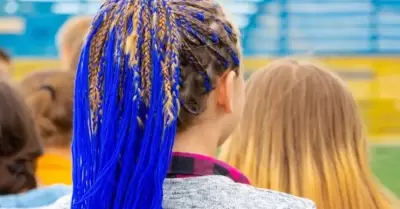 Pueden ingresar al colegio alumnos con cabello pintado?