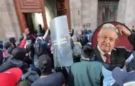 AMLO: Manifestantes derriban la puerta del Palacio Nacional con el presidente de Mxico adentro