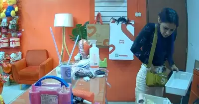 Mujer asalta brutalmente tienda en SJL.
