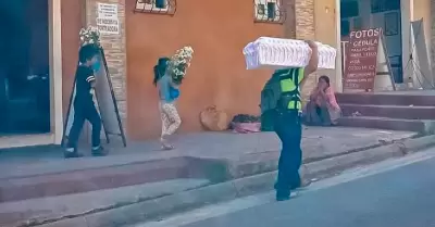 Padre carga atad de su beb en Guatemala.