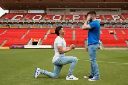 Futbolista le pide matrimonio a su novio en su mismo estadio.