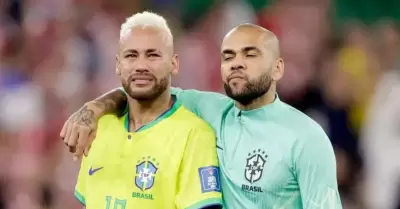 Padre de Neymar pagara fianza de Dani Alves para que salga de prisin
