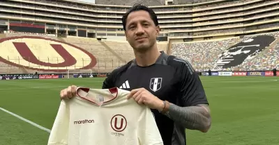 Gianluca Lapadula se luci con la camiseta de Universitario.