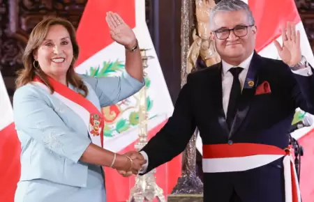 Dina Boluarte y el ministro del Ambiente, Juan Carlos Castro.