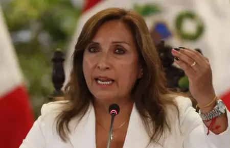 Presidenta Dina Boluarte abandona la Fiscala tras presentarse por caso Rolex