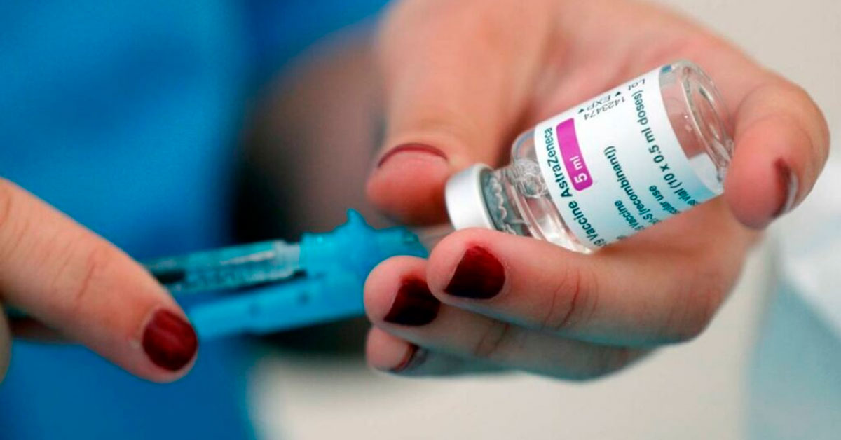 AstraZeneca admite que su vacuna contra Covid-19 puede causar efectos secundarios pocos comunes
