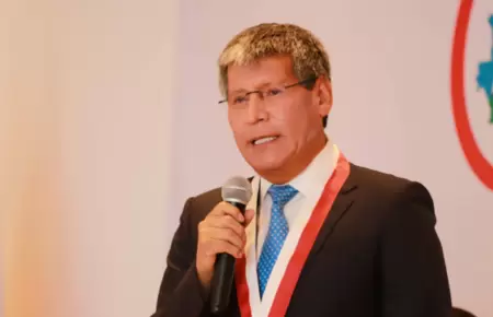 Abuchean a gobernador Wilfredo Oscorima en acto oficial en Ayacucho