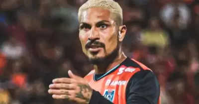 Paolo Guerrero frustrado por la derrota.