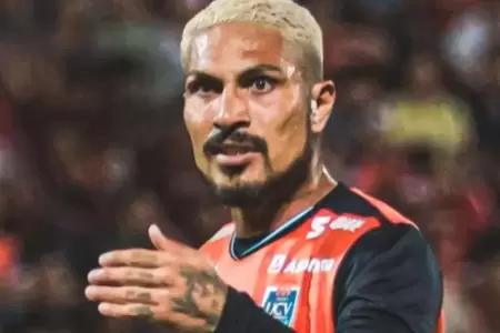 Paolo Guerrero frustrado por la derrota.